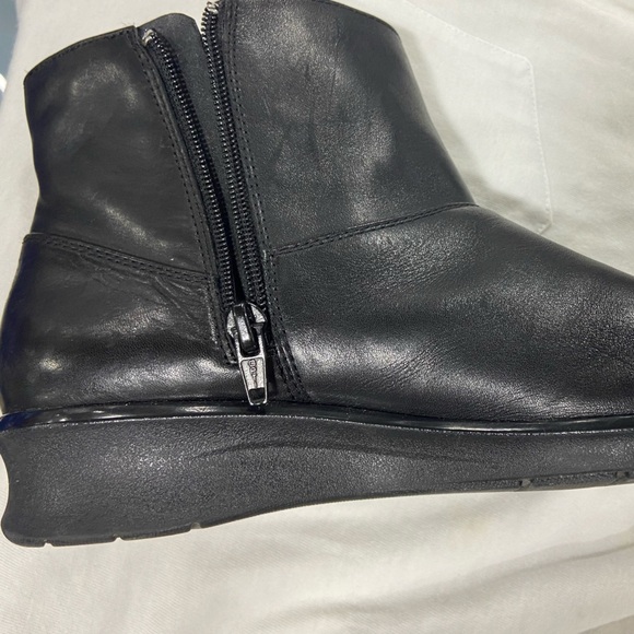 Clarks Hope Cody black leather booties size 7, like new - Picture 3 of 7